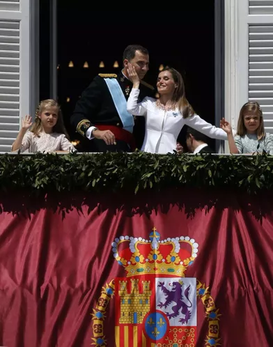 La princesse Leonor d'Espagne avec ses parents, devenus le roi Felipe VI et la reine Letizia, et sa soeur la princesse Sofia, le 19 juin 2014