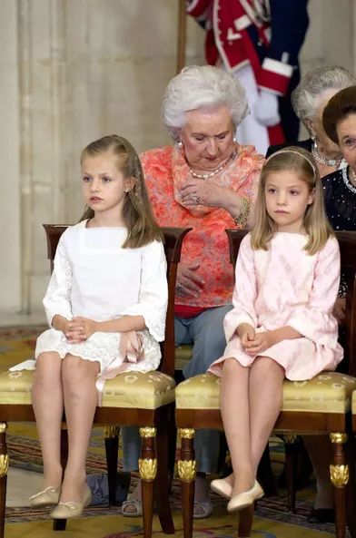 La princesse Leonor d'Espagne avec sa soeur la princesse Sofia, le 18 juin 2014, jour de l'abdication de leur grand-père, le roi Juan Carlos