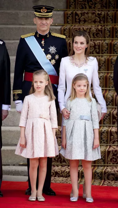 La princesse Leonor d'Espagne avec ses parents, le roi Felipe VI et la reine Letizia, et sa soeur la princesse Sofia, le 19 juin 2014