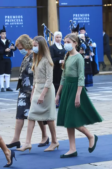 L'ex-reine Sofia et ses petites-filles la princesse des Asturies Leonor et l'infante Sofia d'Espagne à Oviedo, le 16 octobre 2020