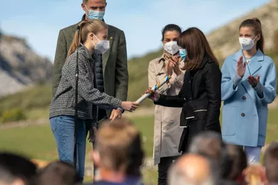 La princessee Leonor remet le Prix du village exemplaire des Asturies àSanta María del Puerto, le 23 octobre 2021