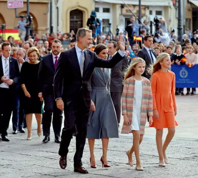 Les princesses Leonor et Sofia d'Espagne avec leurs royaux parents à Oviedo, le 17 octobre 2019