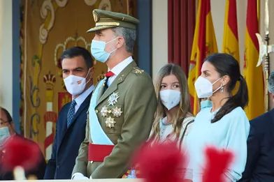 Le roi Felipe VI, la reine Letizia et la princesse Sofia d'Espagne avec le Premier ministre Pedro Sanchez à Madrid, le 12 octobre 2021