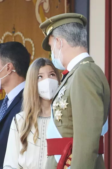 Le roi Felipe VI d'Espagne et sa fille cadette la princesse Sofia à Madrid, le 12 octobre 2021