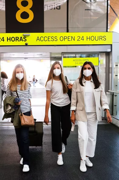 La reine Letizia et ses deux filles les princesses Leonor et Sofia à l'aéroport de Madrid, le 30 août 2021