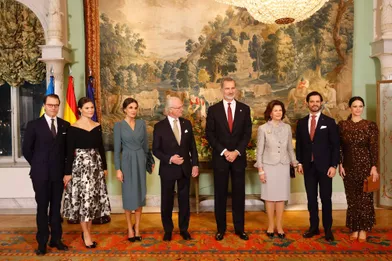 La reine Letizia et le roi Felipe VI d'Espagne avec la famille royale de Suède à Stockholm, le 25 novembre 2021