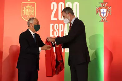 Le roi Felipe VI d'Espagne avec le président portugais Marcelo Rebelo de Sousa à Madrid, le 4 juin 2021