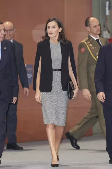 La reine Letizia d'Espagne dans une robe Hugo Boss et une veste cape Zara à Madrid, le 11 décembre 2019