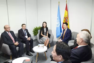 La reine Letizia d'Espagne en réunion avec le Chinois Qu Dongyu, directeur général de la FAO, à Madrid le 11 décembre 2019