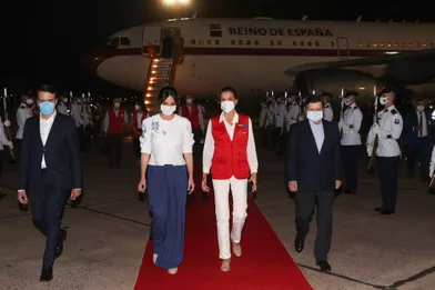 La reine Letizia d'Espagne avec la First Lady du Paraguay à son arrivée à l'aéroportd'Asuncion, le 2 novembre 2021