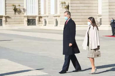 La reine Letizia et le roi Felipe VI d'Espagne devant le Palais royal à Madrid, le 16 novembre 2021