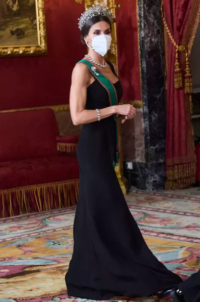 La reine Letizia d'Espagne coiffée du diadème &quot;russe&quot; à Madrid, le 16 novembre 2021