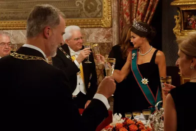 Le roi Felipe VI d'Espagne, la reine Letizia et le président italien SergioMattarellaà Madrid, le 16 novembre 2021