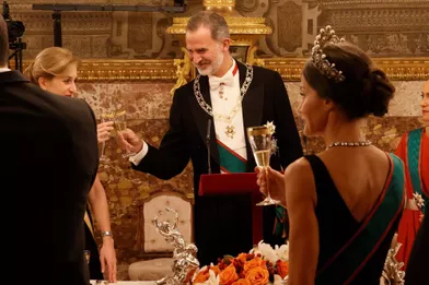 Le roi Felipe VI d'Espagne et la reine Letizia, de dos, à Madrid le 16 novembre 2021