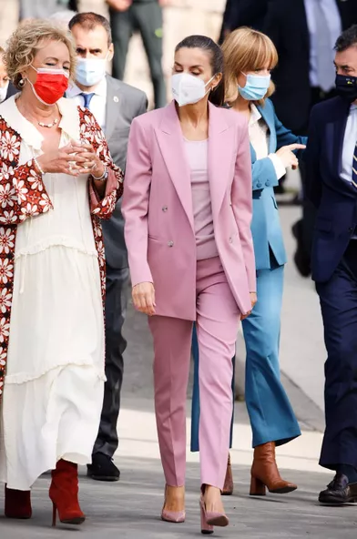 La reine Letizia d'Espagne dans un tailleur pantalon Hugo Boss à Tui, le 28 octobre 2021
