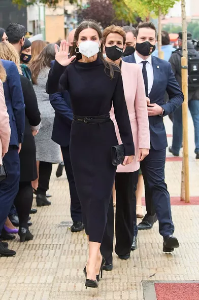 La reine Letizia d'Espagne dans une robe Cos à Tudela, le 29 octobre 2021