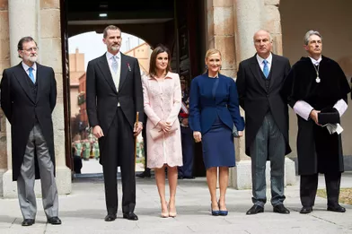 La reine Letizia, en rose poudré, et le roi Felipe VI d'Espagne à Alcala de Henares, le 23 avril 2018
