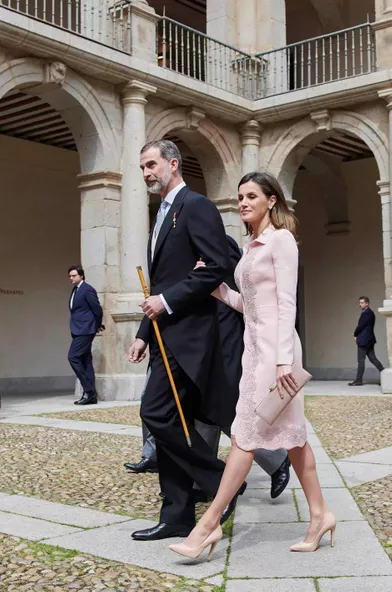 La reine Letizia, dans un look Felipe Varela, et le roi Felipe VI d'Espagne à Alcala de Henares, le 23 avril 2018