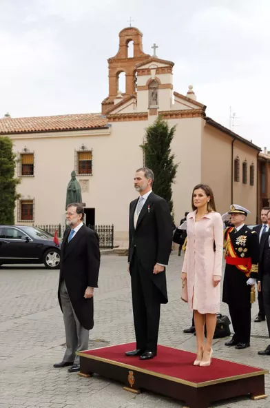 La reine Letizia et le roi Felipe VI d'Espagne avec Mariano Rajoy à Alcala de Henares, le 23 avril 2018