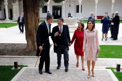 La reine Letizia et le roi Felipe VI d'Espagne avec Sergio Ramirez à Alcala de Henares, le 23 avril 2018