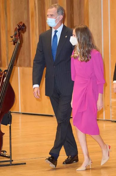 Le roi Felipe VI d'Espagne et sa fille aînée et héritière la princesse des Asturies Leonor à Oviedo, le 21 octobre 2021