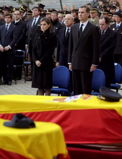 Letizia, très émue aux obsèques de deux policiers