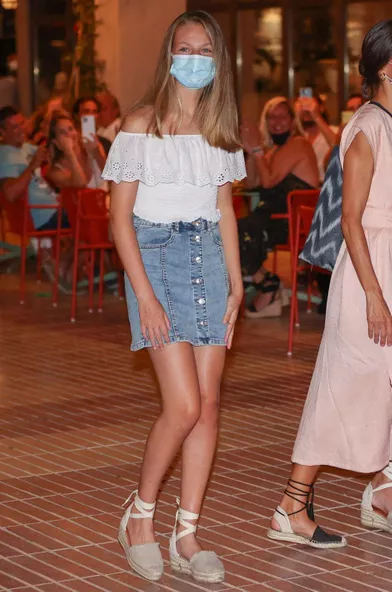 La princesse Leonor d'Espagne dans une jupe en jeans Mango, le 10 août 2021