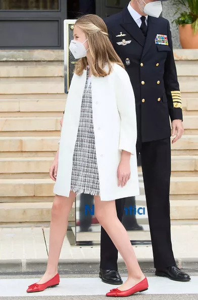 La princesse Leonor d'Espagne dans un manteau Adolfo Dominguez de la reine Letizia, le 22 avril 2021