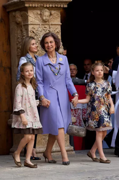 Les princesses Leonor et Sofia d'Espagne avec leur grand-mère la reine Sofia, le 20 avril 2014