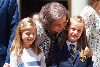 Les princesses Sofia et Leonor d'Espagne avec leur grand-mère l'ex-reine Sofia, le 20 mai 2015
