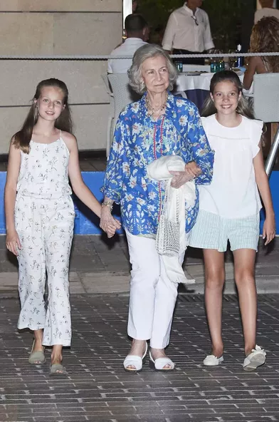 Les princesses Leonor et Sofia d'Espagne avec leur grand-mère l'ex-reine Sofia, le 4 août 2019