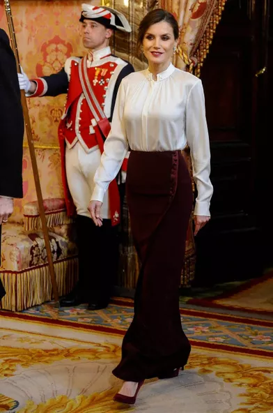 La reine Letizia d'Espagne dans une jupe de Felipe Varela et une blouse Hugo Boss, le 22 janvier 2019