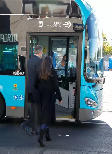 La reine Letizia et le roi Felipe VI d'Espagne montent à bord d'un bus urbain à Madrid, le 15 novembre 2021