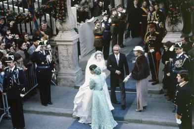 Le prince héritier Henri de Luxembourg, avec sa mère, et Maria Teresa Mestre au bras de son père le 14 février 1981, jour de leur mariage