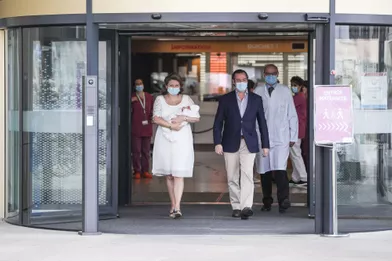 La Princesse Stephanie De Luxembourg Radieuse Pour Quitter La Maternite Avec Son Bebe