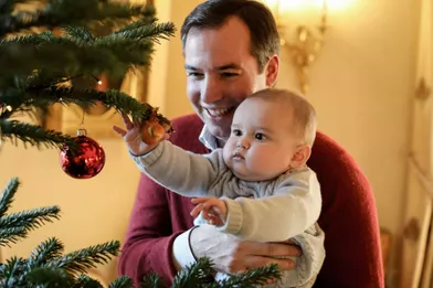 Le petit prince Charles de Luxembourg avec son père le prince héritier Guillaume, le 26 novembre 2020. Photo diffusée le 20 décembre 2020