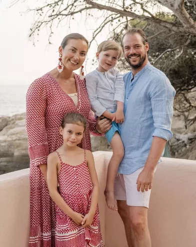 La princesse Claire et le prince Félix de Luxembourg avec leurs enfants la princesse Amalia et le prince Liam à Cabasson, le 18 août 2021