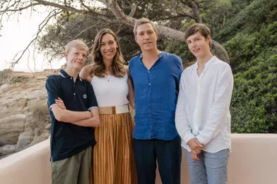 Le prince Louis de Luxembourg avec ses fils les princes Gabriel et Noah et sa fiancée Scarlett-Lauren Sirgue à Cabasson, le 18 août 2021