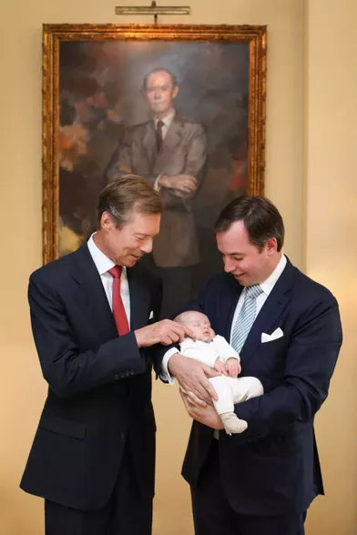 Le prince Charles de Luxembourg avec son père le grand-duc héritier Guillaume et son grand-pèrele grand-duc Henri sous le portrait de son arrière-grand-père l'ex-grand-duc Jean. Photo diffusée le 22 juin 2020