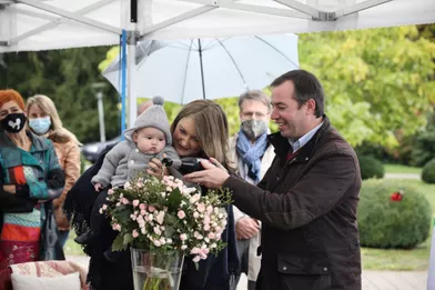Le prince Charles de Luxembourg avec ses parents au baptême d'une rose à son nom, le 5 octobre 2020