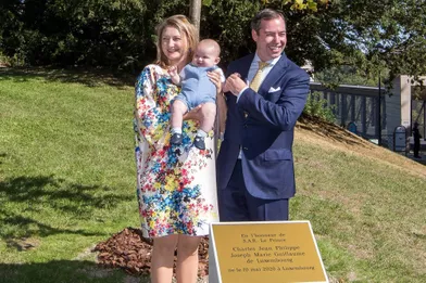 Le prince Charles de Luxembourg avec ses parents, recevant son cadeau de naissance (un arbre) offert par le Gouvernement, le 21 septembre 2020