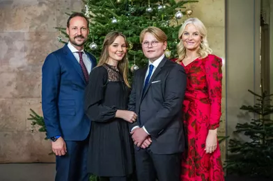 Le prince héritier Haakon de Norvège et la princesse Mette-Marit avec leurs deux enfants à Oslo, le 15 décembre 2020