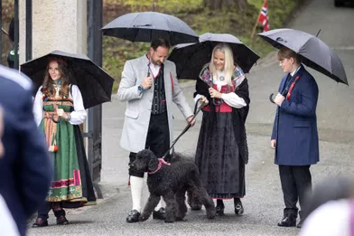 Le prince héritier Haakon de Norvège, la princesse Mette-Marit et leurs enfants la princesse Ingrid Alexandra et le prince Sverre Magnus à Asker, le 17 mai 2021
