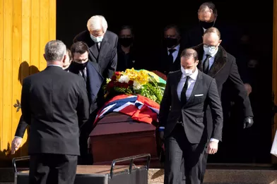 Le prince Haakon de Norvège porte le cercueil de son oncle à Asker, le 22 mars 2021
