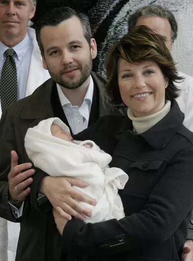 La princesse Märtha Louise de Norvège à la sortie de la maternité avec son mari Ari Behn et leur première fille, Maud Angelica, le 3 mai 2003
