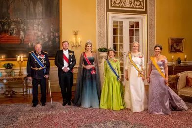 Leroi Harald V, la reine Sonja et les princesses Mette-Marit et Märtha Louise de Norvège avec le roi Willem-Alexander et la reine Maxima des Pays-Bas à Oslo, le 9 novembre 2021