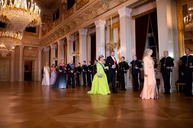 La reine Sonja, le roi Willem-Alexander, la reine Maxima, leroi Harald V et les princesses Mette-Marit et Märtha Louise au Palais royal à Oslo, le 9 novembre 2021