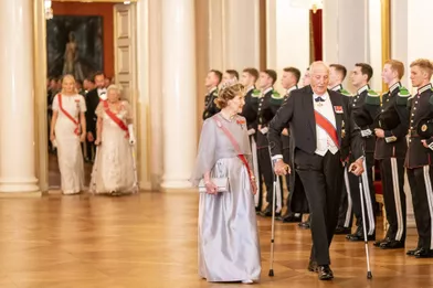 La reine Sonja et le roi Harald V de Norvège, suivis des princesses Mette-Marit et Astrid et du prince Haakon au Palais royal à Oslo, le 28 octobre 2021