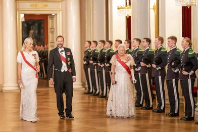 Le prince héritier Haakon de Norvège encadré de sa femme la princesse Mette-Marit et de sa tante la princesse Astridau Palais royal à Oslo, le 28 octobre 2021