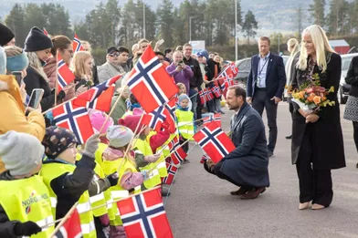 La princesse Mette-Marit et le prince Haakon de Norvège en visite à Modum, le 13 octobre 2021